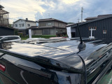 目立つキズ凹み等はありませんが、中古車という商品の特性ルーフには子キズや塗装しみがあります
