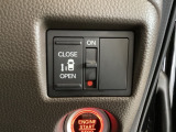 左側電動スライドドアは運転席からでも操作ができるように、ハンドル付近に開閉の操作スイッチが付いています。