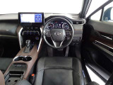 革巻きステアリングで快適な操作性の運転席です。