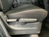 運転席にはドライバーの体型や好みに応じて前後方向だけでなく、高さの調整ができるシートリフターを装備!
