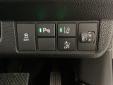 ハンドルの右側にはヘットライトリベライザーとHondaセンシング用のメインスイッチがついています。ヘッドライトリベライザーは道路状況や積荷の加重に応じてライトの高さを調節できます。