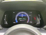 視認性の高いメーターで、運転に必要な情報を確認できます。運転席をスタイリッシュに演出する、洗練されたデザインです。情報表示もわかりやすいです。