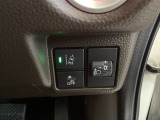 ハンドルの右側にはヘットライトリベライザーとHondaセンシング用のメインスイッチがついています。ヘッドライトリベライザーは道路状況や積荷の加重に応じてライトの高さを調節できます。