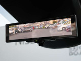 車両後方を映し出します・スマートルームミラー装備です。