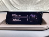 ハンドル操作をアシストすることにより車線からの逸脱回避を支援します。