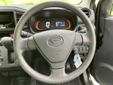 握りやすい形状で、運転中の操作性をサポート。視界を遮らないよう工夫された設計で、快適なドライビングをアシストします。