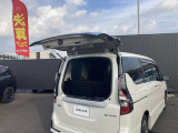 軽いハーフバックドアを開ければ狭い駐車場でも荷物が出せますね♪