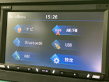 ラジオやCD、Bluetooth接続など、様々なソースを楽しめます。お好みの音楽で、快適なドライブをお過ごしください。