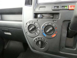 マニュアルエアコン装着です。夏は、快適に、冬でも車内の曇りを取ってくれるので安全です。
