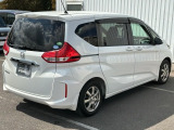コンビネーションランプを高い位置に配置、後続車に見やすいデザインで安全にも配慮。