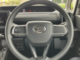 握りやすいステアリングで、正確な操作をサポート。運転の楽しさをより一層引き立てます。操作性も高く、運転しやすいでしょう。