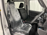 高いホールド性で運転姿勢が安定します。長距離ドライブでも疲れにくいのが魅力です。快適なドライビングライフをお送りください♪