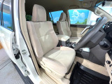 運転席まわりには十分なスペースがあり、大柄な方でもゆったり運転していただける環境です。