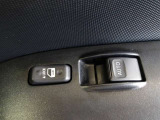 パワーウィンドウスイッチで運転席から全席の窓の開閉ができます。