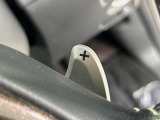 【パドルシフト】ハンドルから手を離さずに素早くシフトアップ&ダウンができるので、エンジンブレーキを使う下り坂や高速道路の合流で加速したい場面で役立ちます。