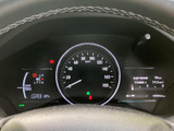 視認性の高いメーターで、運転状況が一目で分かります。洗練されたデザインが、ドライバーの心を惹きつけます。運転に集中できる空間です。