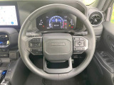 インテリアに合わせたデザインのステアリングは、運転される方のことも考え、運転しやすい形状、大きさです。是非一度、実際に触ってお確かめください。
