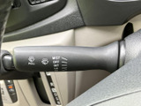雨天時でもクリアな視界を確保できるワイパーレバー。操作も簡単で、快適なドライブをサポートします。安全運転に貢献します。