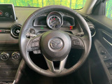インテリアに合わせたデザインのステアリングは、運転される方のことも考え、運転しやすい形状、大きさです。是非一度、実際に触ってお確かめください。