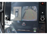 車両後方の映像を車内のディスプレイに表示し、駐車時や後退時の障害物や歩行者の確認を補助します。 広角レンズを採用し、広い範囲を映し出すことができます。