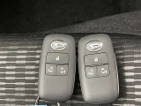 スマートキーをポケットやバッグに携帯していれば、キーを取り出すことなくドアハンドルを握り解錠、ドアハンドルのセンサーに触れるだけで施錠できます。