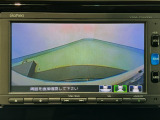 【バックカメラ】運転が苦手な方も車庫入れラクラクです!ギアをリバースに入れれば自動的に切り換わりますので、面倒な操作は不要です♪狭い駐車場もお車を傷つけず安心ですね!