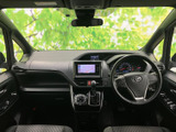 3列目シートも十分な広さを確保。大人でも快適に過ごせます。多人数乗車時でもゆとりのある空間を提供します。使い勝手の良い空間です。