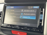 多様なソースに対応し、高音質再生が可能です。お好みの音楽やラジオを楽しみながら、快適なドライブをお過ごしください。操作も直感的に行えます。