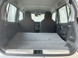 後席をすべて倒すと大きな荷物を載せることも可能です。