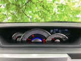 視認性の高いメーターで、速度や各種情報を確認しやすいです。運転に集中できるシンプルなデザインで、快適なドライブをサポートします。