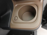 ホットドリンクをちょうど良い温度でキープしてくれる保温機能付きカップホルダー付きです。