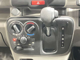 自然に手が届き操作性の良いシフトレバー!