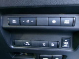 運転席からオートスライドドアの操作ができます。