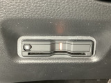ETCがついています。高速道路の料金所の通過も楽々です。カードの取り出しもしやすい場所についています。