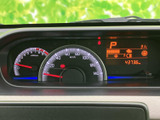 視認性の高いメーター類が、運転に必要な情報をわかりやすく伝えます。運転席を洗練された空間に演出するデザインです。夜間でも読みやすい工夫が施されています。