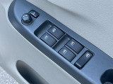 【電動格納ミラー】サイドミラーは電動格納式となっており、狭い駐車場でもキズがつくリスクを抑えられます。