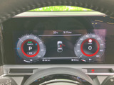 停車中にテレビや動画を楽しむことが可能です。長時間の移動や待ち時間も、エンターテインメントで快適に過ごせます。後部座席の方も楽しめます。