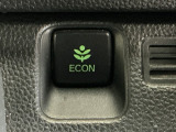 ECONスイッチ操作でエンジンやミッション、エアコンなどを総合的に制御、燃費をよくするようクルマが頑張ります。