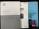 スマートキーは鍵をバッグに入れたままでもドアロックの開閉やエンジンのON・OFFができます。夜間や雨の日も鍵を探さなくて良いので便利です。
