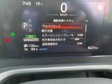 見やすいスピードメーターと中央にはモニターがあり車の設定やタイヤのアングル確認もできます!!