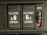 【両側パワースライドドア】両側がパワースライドドアになっており、運転席のスイッチやスマートキーでも開閉が可能です!開口部も広いので乗り降りも楽々♪