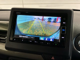 リバースギアに入れるだけで後方の表示へ切り替わります。夜間や雨の日の駐車も楽になりますよ。