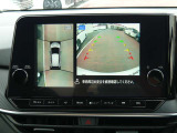 クルマを真上から見下ろしているかのような映像によって、車庫入れや縦列駐車などの駐車時に、自車と駐車位置の関係をひと目で確認でき、スムースな駐車をサポートします。