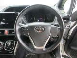 ステアリングから手を離さず、運転に集中したままオーディオ等の操作ができます。