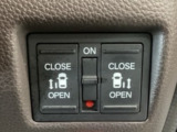 【両側パワースライドドア】両側がパワースライドドアになっており、運転席のスイッチやスマートキーでも開閉が可能です!開口部も広いので乗り降りも楽々♪