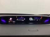 デジタル表示のスピードメーターとタコメーターを大きく配した見やすいメーター部になっています。左側のインフォメーション画面でオドメーターや燃費などの情報を確認できます。