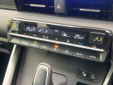 【オートエアコン】一度お好みの温度に設定すれば、車内の温度を検知し風量や温度を自動で調整。暑い&hellip;寒い&hellip;と何度もスイッチ操作をする必要はありません。快適な車内空間には必須の機能ですね♪