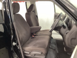 女性でも運転がしやすいように、シートの高さ調整機能(シートリフター)がついています。運転席と助手席の間が空いている為、助手席側への移動がスムーズです。交通量の多い道でも助手席側から乗り降りができます。