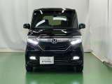 LEDヘッドライトを装備しています。LEDヘッドライトはとても明るく、雨の日や夜間走行も安全・安心です。オートライトコントロール付きで周囲の明るさに応じて自動で点灯・消灯します