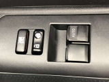 パワーウィンドには、子供がスイッチを押しても窓を開けることができないように、ロック機能も付いています。手を出したりすることを防ぐことができるので安心です。